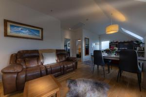 Posezení v ubytování Skyelight Apartment + 11 fotografií