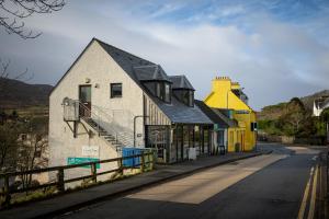 a building on the side of a street at Skyelight Apartment in Portree