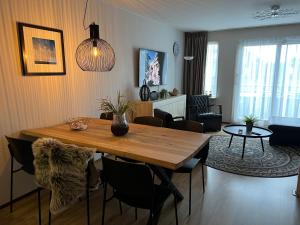 ein Wohnzimmer mit einem Holztisch und Stühlen in der Unterkunft Appartement Ut & Thus, Resort Amelander Kaap in Hollum