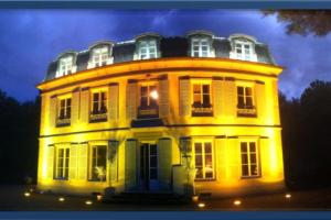 un grand bâtiment jaune avec une lumière. dans l'établissement Grand appart 150m2 dans belle maison bourgeoise, à Vernaison