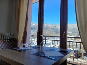 Nespecifikovaný výhled na hory nebo výhled na hory při pohledu z hotelu