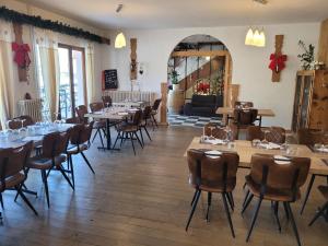 ThiéfosseにあるLes Jolis Coeursのテーブルと椅子が備わるレストラン