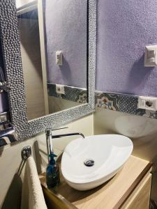 アルゲーロにあるBlue Houseのバスルーム(白い洗面台、鏡付)