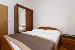 Ένα ή περισσότερα κρεβάτια σε δωμάτιο στο Apartments Crnekovic IV