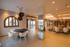 Aegean Village Beachfront Resort的休息区