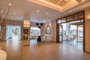 Aegean Village Beachfront Resort的休息区