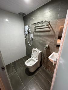 丹那拉打的住宿－OU INN Cameron Highlands ,Ferm Nyonya Restaurant，一间带卫生间和水槽的浴室