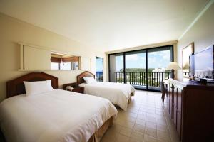 Postel nebo postele na pokoji v ubytování Guam Reef Hotel