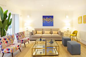 uma sala de estar com um sofá e uma mesa em Amarela 17 em Tavira