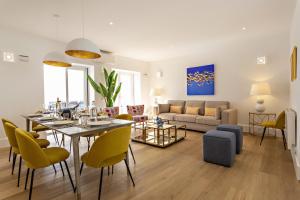 タヴィラにあるAmarela 17のリビングルーム(テーブル、黄色い椅子付)