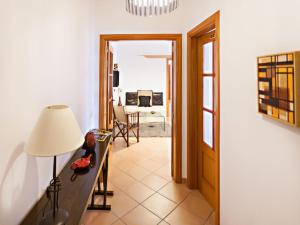 un couloir avec une porte menant à un salon dans l'établissement Alameda Apartment, à Faro