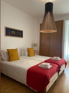ファロにあるAlameda Apartmentのベッドルーム1室(赤毛布付きの大型ベッド1台付)
