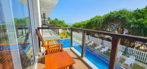 Un balcón con vista a una piscina. en ARA Beach Resort Mirissa, en Mirissa