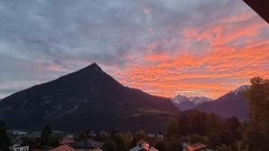 Vista generica sulle montagne o vista sulle montagne dall'interno dell'appartamento