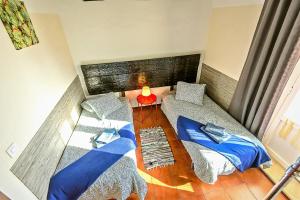 Sala de estar con 2 camas y mesa en Milagros Central Apartments, en El Puerto de Santa María
