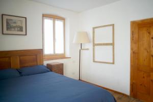 A bed or beds in a room at La Casa Altrui- Camere e Zona relax con Giardino