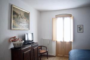 A bed or beds in a room at La Casa Altrui- Camere e Zona relax con Giardino
