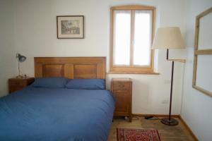 A bed or beds in a room at La Casa Altrui- Camere e Zona relax con Giardino