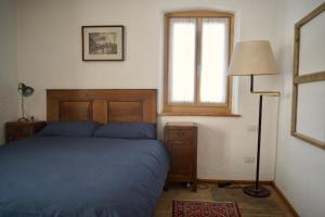 A bed or beds in a room at La Casa Altrui- Camere e Zona relax con Giardino