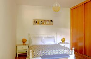 Een bed of bedden in een kamer bij Beach & Golf Cabanas Apartment