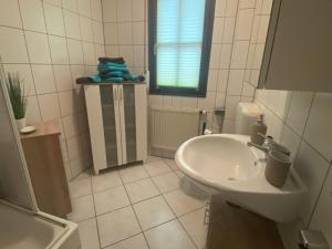 シュクロイディッツにあるRegenbogengasseのバスルーム(洗面台、トイレ付)、窓が備わります。