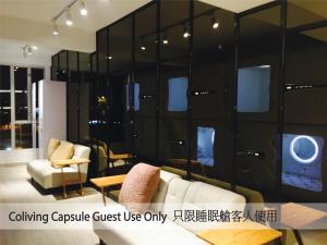 Inotel Suite في هونغ كونغ: غرفة معيشة مع أريكة وكرسي