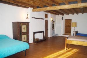 A bed or beds in a room at La Casa Altrui- Camere e Zona relax con Giardino