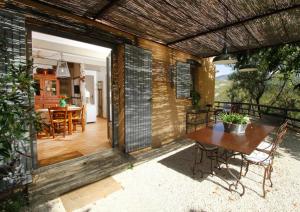 eine Terrasse mit einem Tisch und einem Esszimmer in der Unterkunft Le miau in Vercoiran