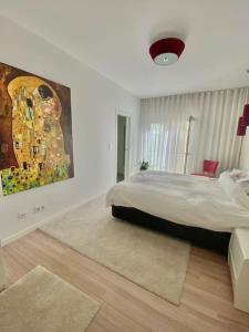 - une chambre avec un lit et une peinture murale dans l'établissement Riverside - apartment, à Cruz Quebrada