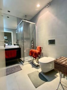 uma casa de banho com um chuveiro, um WC e um lavatório. em Riverside - apartment em Cruz Quebrada