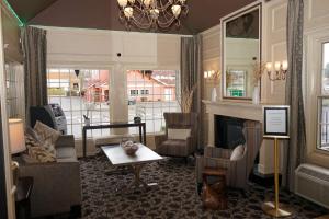 A seating area at Wingate by Wyndham Bellingham Heritage Inn