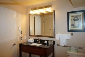 Vannituba majutusasutuses Wingate by Wyndham Bellingham Heritage Inn