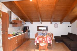 uma cozinha e sala de jantar com uma mesa e um sofá em B&B Alina em Catanzaro Lido