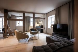 Uma área de estar em HOTEL & SPA Goldene Rose