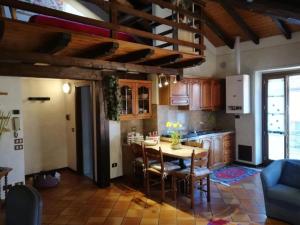 cocina con mesa y sillas en una habitación en Appealing holiday home in Crone with terrace, en Crone