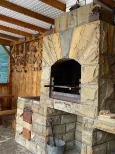 塔塔里夫的住宿－Садиба Диво Квітка，小屋内的石炉,设有木制天花板