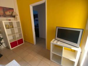 Televízia a/alebo spoločenská miestnosť v ubytovaní Ioli Β2 apartment + 12 fotografií