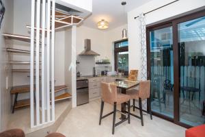 een keuken met een tafel en stoelen in een kamer bij Bella Luna Beach Condo #227487 in West End