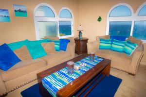 Area tempat duduk di Oceanfront Coral View Home
