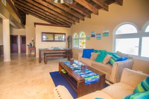 Area tempat duduk di Oceanfront Coral View Home