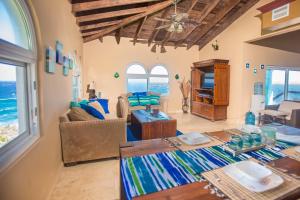 Area tempat duduk di Oceanfront Coral View Home