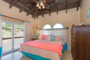 Tempat tidur dalam kamar di Oceanfront Coral View Home