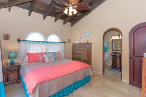 Tempat tidur dalam kamar di Oceanfront Coral View Home