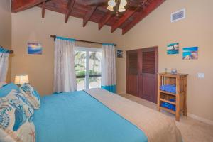 Voodi või voodid majutusasutuse Oceanfront Coral View Home toas +24 fotot