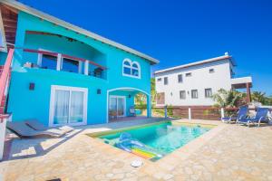 Kolam renang di atau di dekat Oceanfront Coral View Home