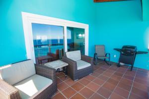 Area tempat duduk di Oceanfront Coral View Home