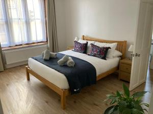 Un dormitorio con una cama con zapatos. en One Long Entry with Terrace Bay View, en Lyme Regis