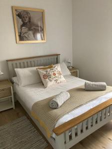 1 cama en un dormitorio con una foto en la pared en One Long Entry with Terrace Bay View, en Lyme Regis