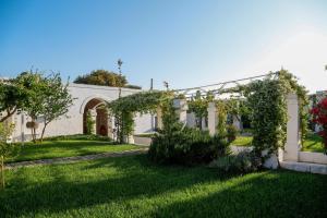 Aed väljaspool majutusasutust MASSERIA SCALEDDA