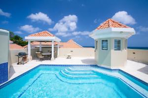 uma villa com uma piscina e um gazebo em Lawson Rock - Angelfish 203 Condo em Sandy Bay
